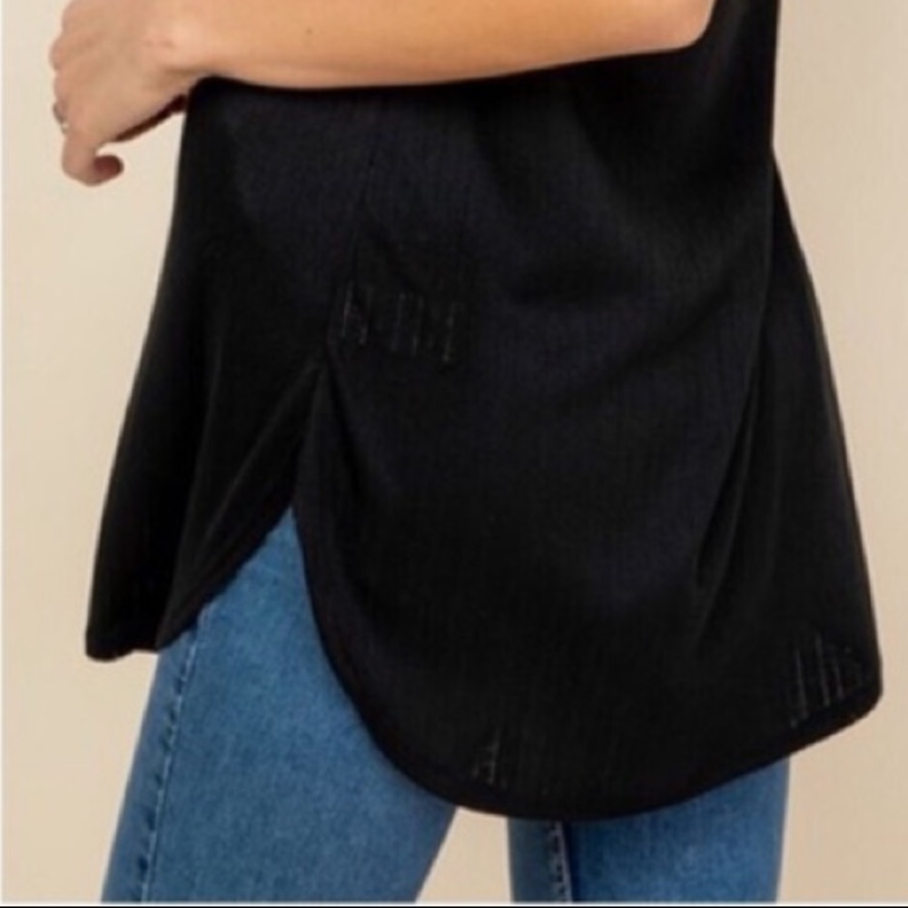 LAST ONE • BLACK TULIP SPLIT SIDE HEM TANK TOP - Picture 4 of 4